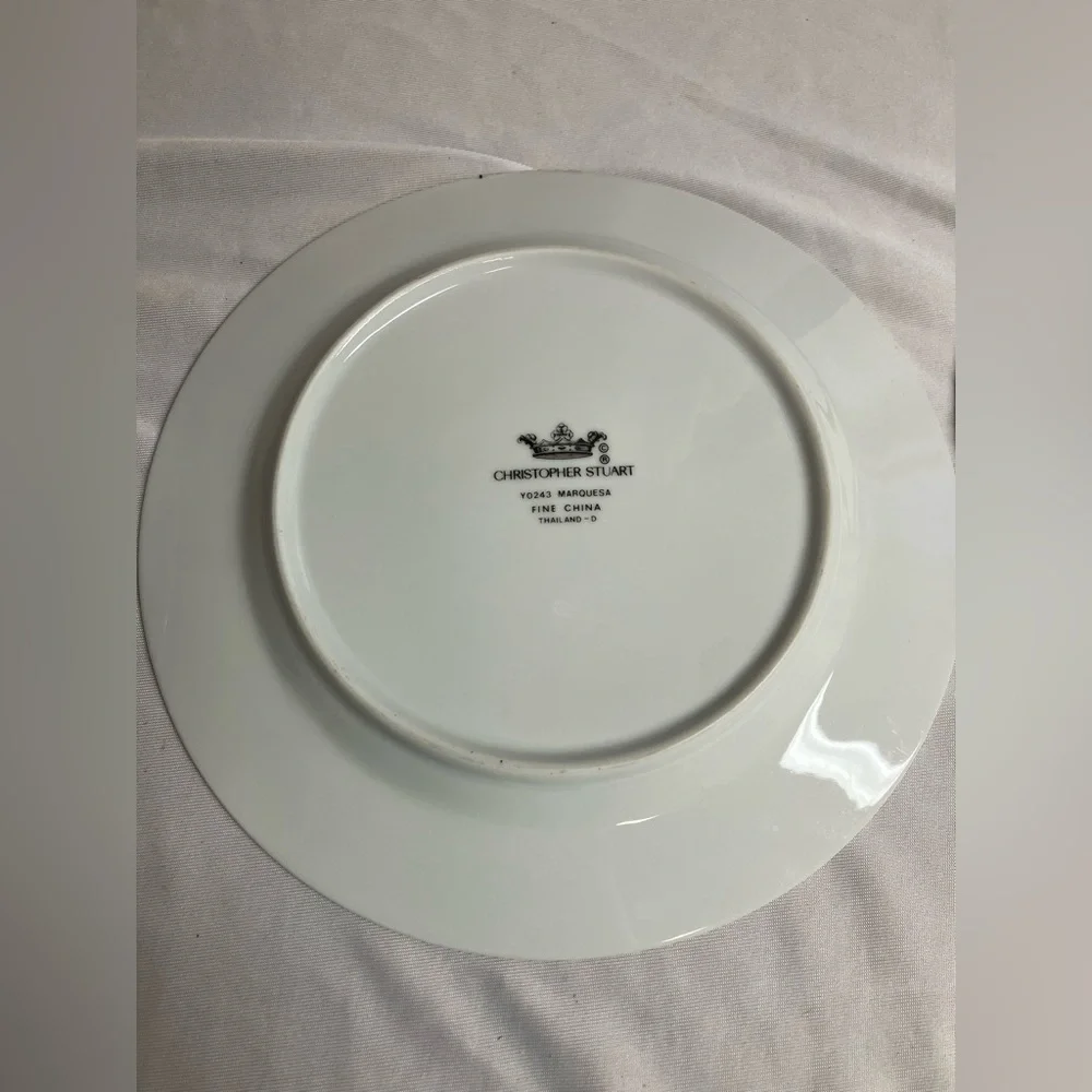 Elegant White Dinner Plates with Blue and Gold Accents